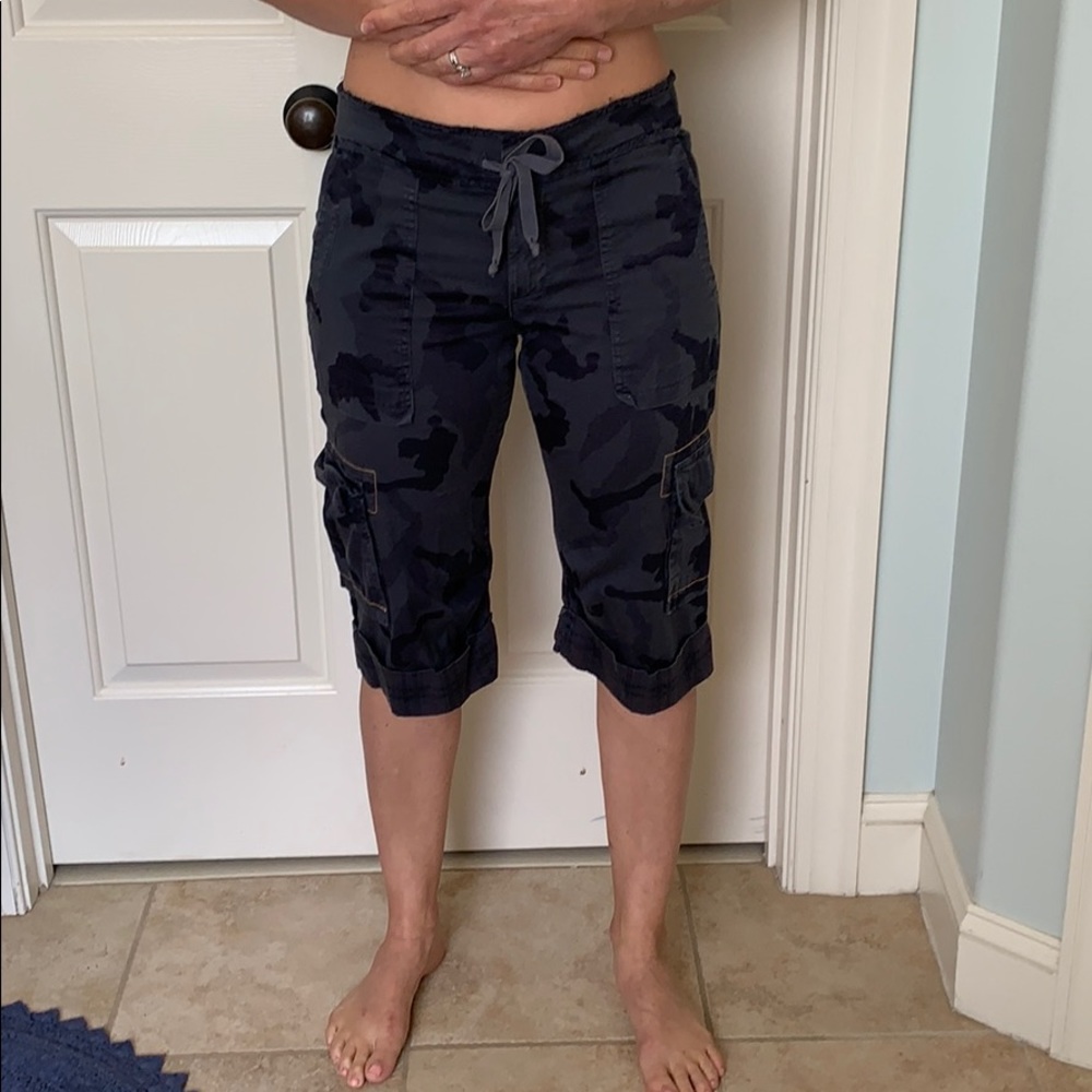 Like new cargo capris size xs